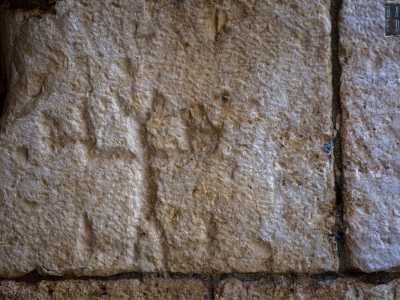 ...appare come una divinit� dalla testa di gallo, il tronco di uomo e due serpenti come gambe